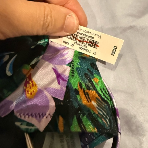 Victoria's Secret Tropical Floral Underwire Bikini Top with Black Bottoms small - Picture 4 of 5